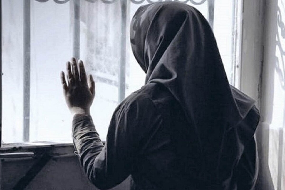 زن جوان می‌گوید اعتیاد والدینش سبب شد تا او هم گرفتار مواد مخدر شود.