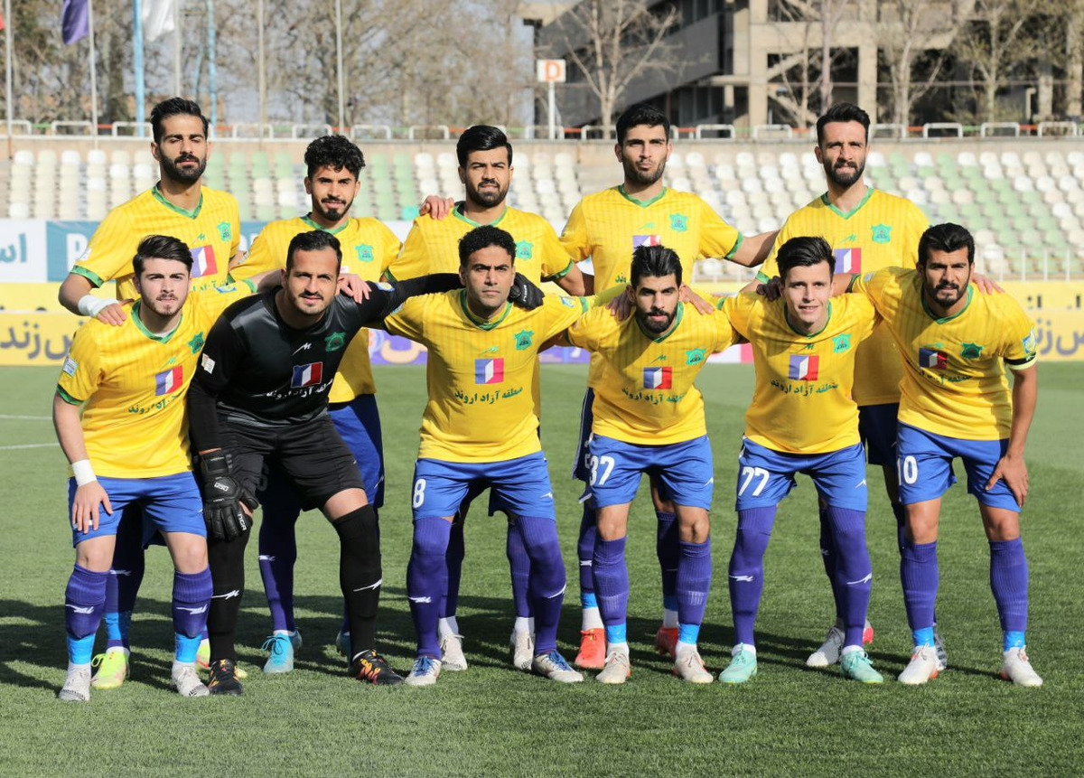 تیم فوتبال نفت آبادان با شرایط عجیبی که دارد یکی از گزینه‌های جدی سقوط به لیگ دسته اول است.