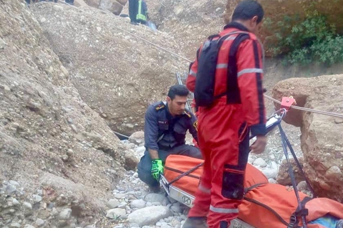 مدیرعامل آتش نشانی شهر مشهد از نجات  سه فرد گرفتار شامل یک زن و دو فرزندش در ارتفاعات خلج این شهر توسط آتش‌نشانان خبر داد.
