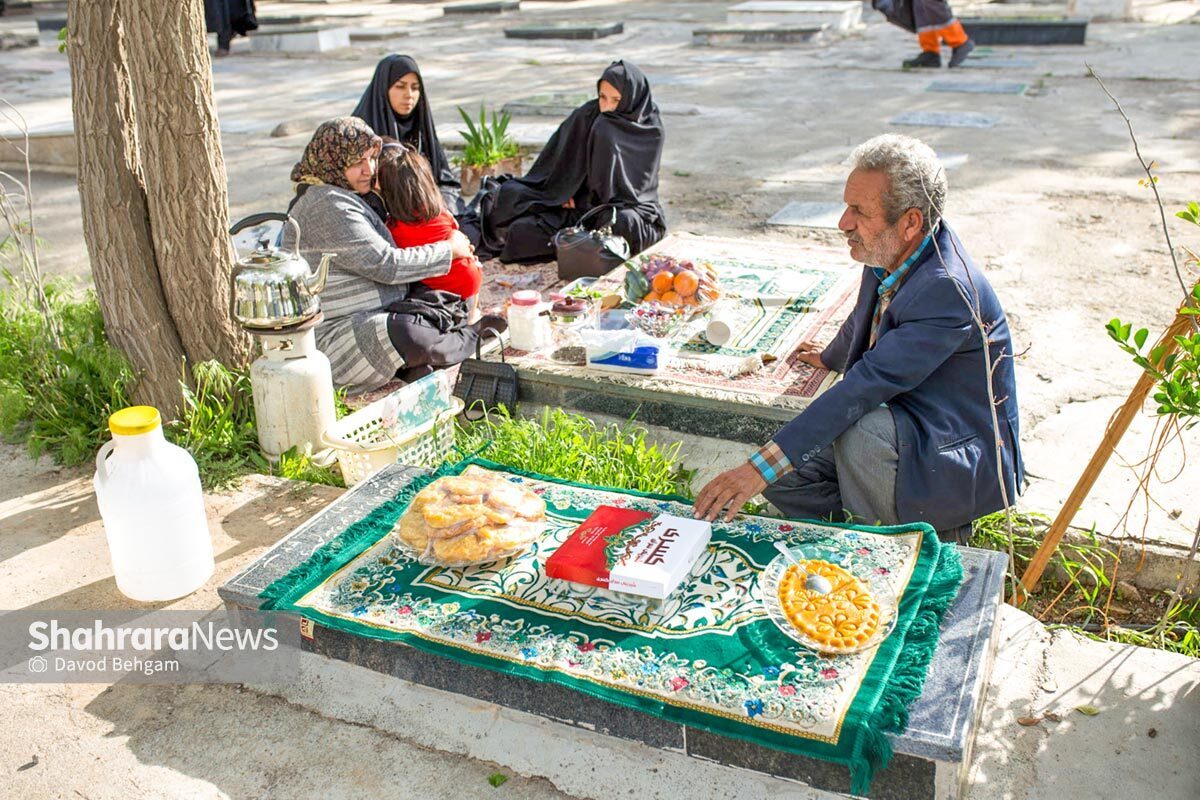 کرونا که شروع شد، خانواده‌های زیادی برای برگزاری مراسم ختم عزیزانشان با مشکلاتی روبه رو شدند. با طولانی شدن زمان حضور کرونا، سبک برگزاری مراسم عزاداری تغییر کرد. عزادارای‌های زیادی به سمت وسوی پرداخت هزینه مراسم در قالب کمک به آزادی زندانیان، درمان بیماران و تأمین جهیزیه برای نوعروسان نیازمند سوق داده شد. خرده روایت‌هایی که‌ می‌خوانید، روایت شهروندانی است که عشق و ارادت به عزیزانشان را جاودانه کرده اند.