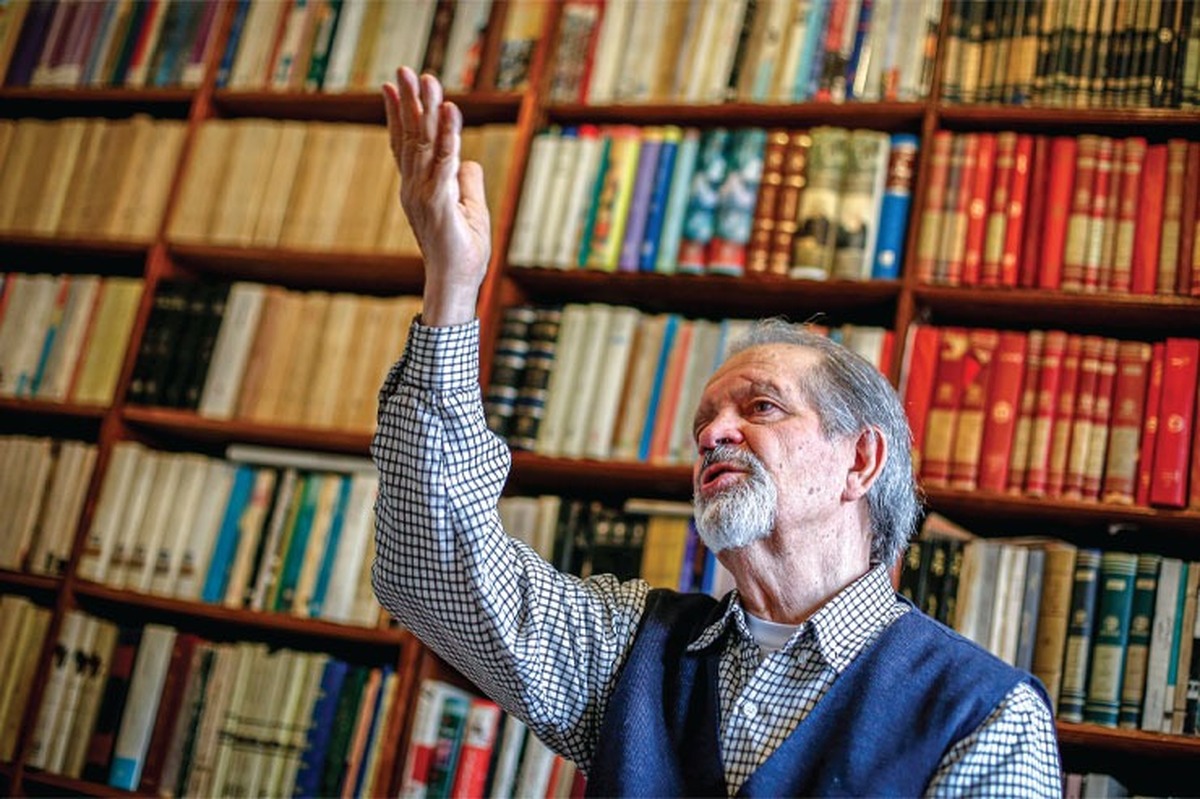 «پرویز شهدی» نخستین‌بار سال ۱۳۴۸ هنگامی که در دوره کارآموزی در بروکسل بود و تنها بود، ترجمه‌آزمایی کرد و کتابی با عنوان «مهتاب» را به فارسی برگرداند. پس از آن در همان روز‌ها و در همان جغرافیا، «شاعر سرگردان» را ترجمه کرد.