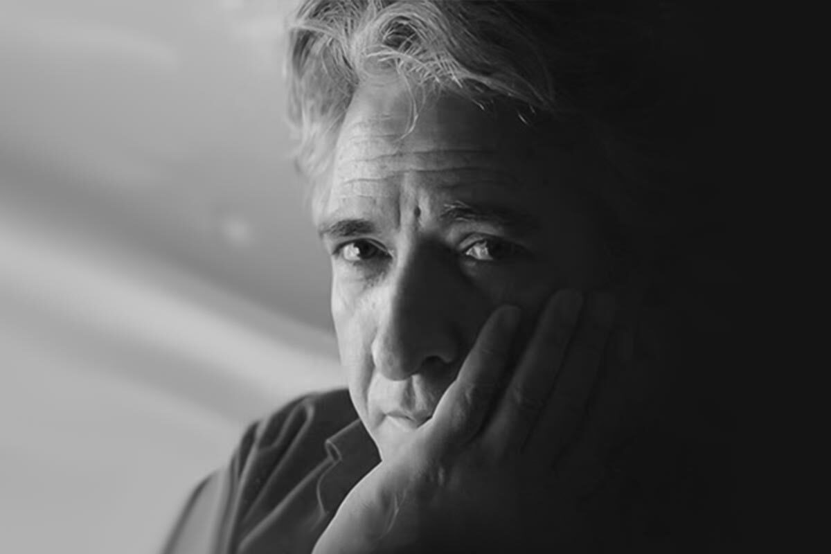 رسول مرادی از اولین هنرمندان مشهدی است که آموزش مکاتبه‌ای را اوایل دهه ۶۰ با استاد غلامحسین امیرخانی شروع کرد.