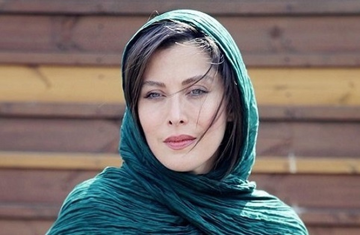 اخیرا عکسی از مهتاب کرامتی هنگام خروج از ایران در فضای مجازی منتشر شده است که شایعه مهاجرت این بازیگر سینما را بر سر زبان‌ها انداخته است.