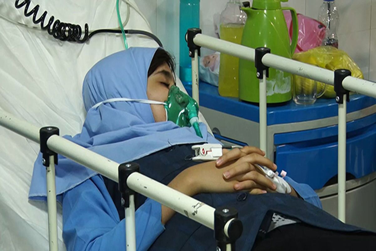 رئیس دانشگاه علوم پزشکی مشهد با اشاره به انتقال۸۰ دانش‌آموز مشهدی به مراکز درمانی گفت: صرفا ۳ دانش‌آموز که به لحاظ پایداری علائم نیاز به بررسی بیشتر داشتند، همچنان در بیمارستان بستری موقت هستند.