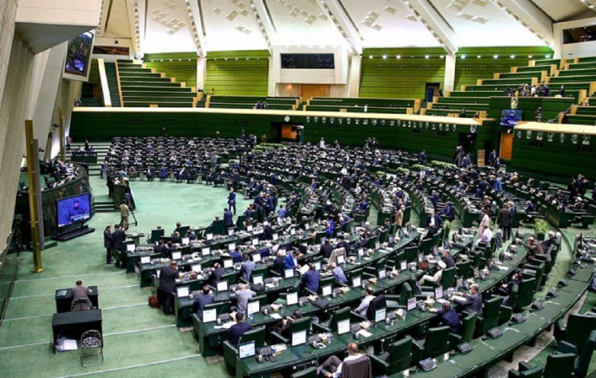 نمایندگان مجلس شورای اسلامی در جلسه علنی عصر امروز و در جریان بررسی تبصره مربوط به حقوق و دستمزد در بودجه، با پیشنهاد پلکانی شدن افزایش حقوق در سال آینده مخالفت کردند.