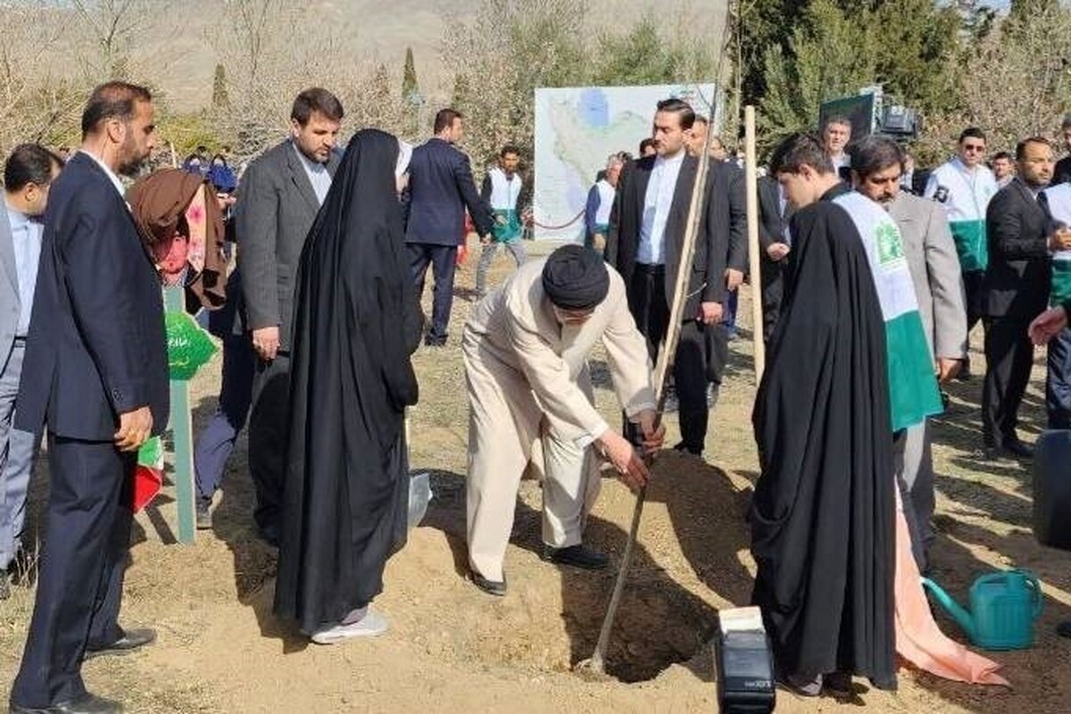 رئیس‌جمهور همزمان با آغاز هفته منابع طبیعی و روز درختکاری، با کاشت یک اصله نهال گردو در باغ ملی گیاه‌شناسی این مناسبت را گرامی داشت.