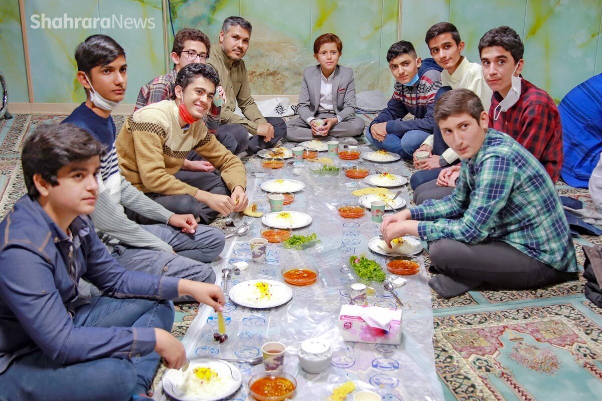 امروز سخن از قدردانی متفاوت دانش‌آموزان از آموزگارشان است، آن هم آموزگاری فقید که معلمی با نام او آمیخته بود.