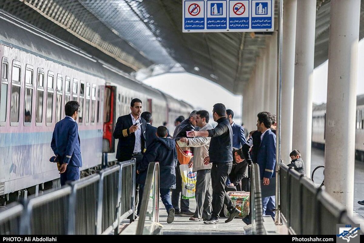 قیمت گران بلیت در باجه‌های فروش راه آهن به نسبت فروش اینترنتی، استفاده از قطار‌های نامناسب و فرسوده، ستار‌های نامتعادلی که روی قطار‌ها درج می‌شود و خدماتی که منطبق با تعداد ستاره هر رام قطار نیست و... از مهم‌ترین مشکلات نوروزی است که در بازدید سرزده ما از راه آهن مشهد، مسافران مطرح می‌کنند.