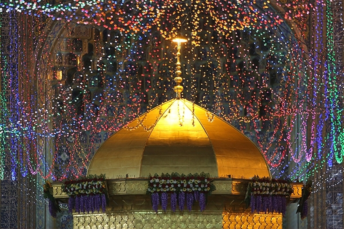 مشهدالرضا(ع) و حرم مطهر رضوی در شب نیمه شعبان دیدنی تر از هرزمان دیگری است و زائران و مجاوران در حرم مطهر رضوی حاضر شدند تا باری دیگر مثل همیشه برای ظهور آخرین منجی بشریت دست دعا روبه آسمان بلند کرده کنند.