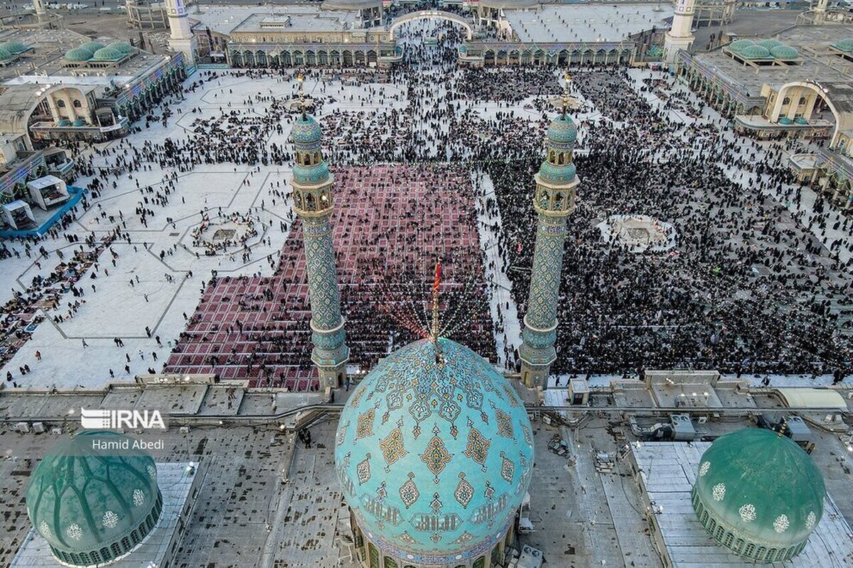 هزاران نفر از عاشقان حضرت مهدی (عج) در مسجد مقدس جمکران، سرود «سلام فرمانده ۲» را با حضور ابوذر روحی زمزمه کردند.