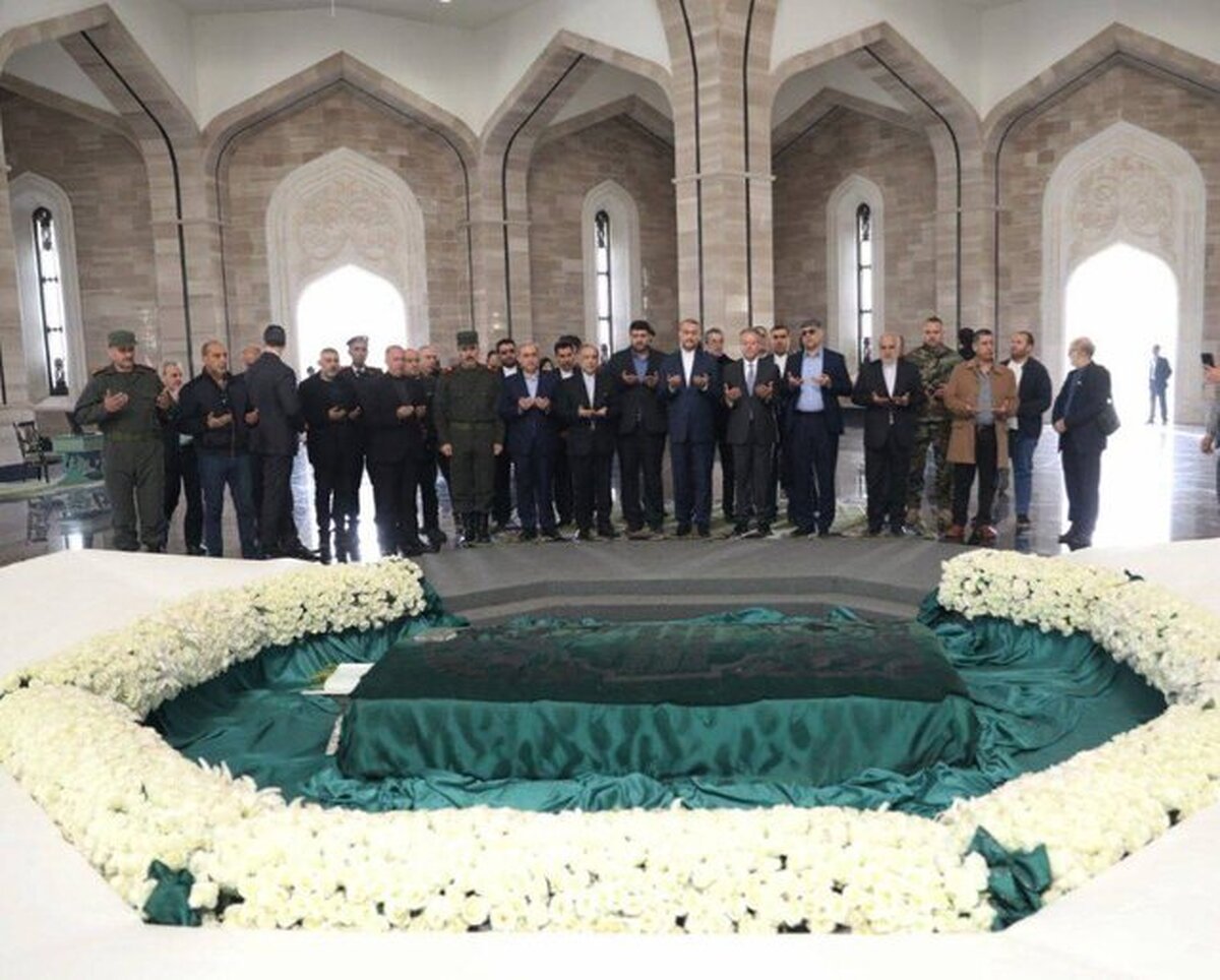 وزیر امور خارجه کشورمان در سفر به سوریه، بر مزار مرحوم حافظ اسد حاضر شد.