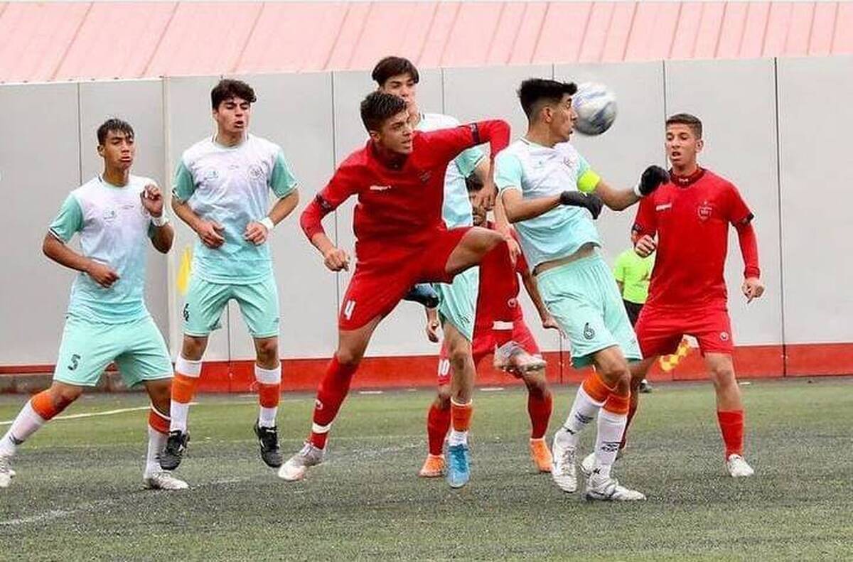 مربیان تیم‌های پایه پرسپولیس مدیر آکادمی این باشگاه را تهدید کردند.