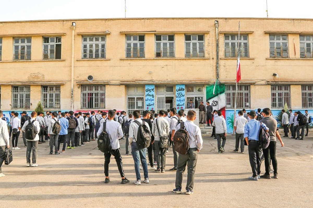 بنابر اعلام آموزش‌و‌پرورش خراسان‌رضوی، «مسائل فضای مجازی»، مشکلات خانوادگی و ارتباطی، از مهم ترین آسیب‌های اجتماعی دانش‌آموزان مشهدی هستند.