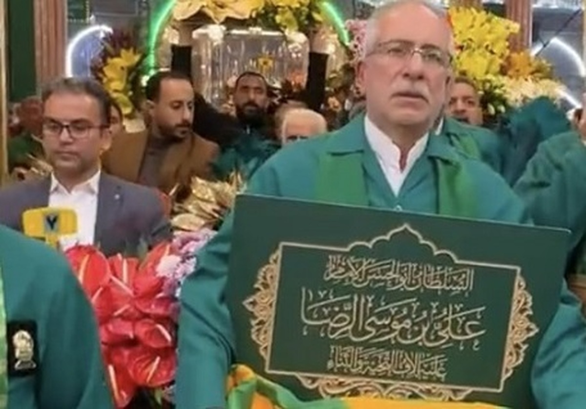 در آستانه میلاد سیدالشهدا خادمان امام رضا علیه‌السلام با حضور در کربلا پس از تزئین گل‌های طبیعی، ضریح حرم امام حسین علیه‌السلام را گل‌آرایی کردند.