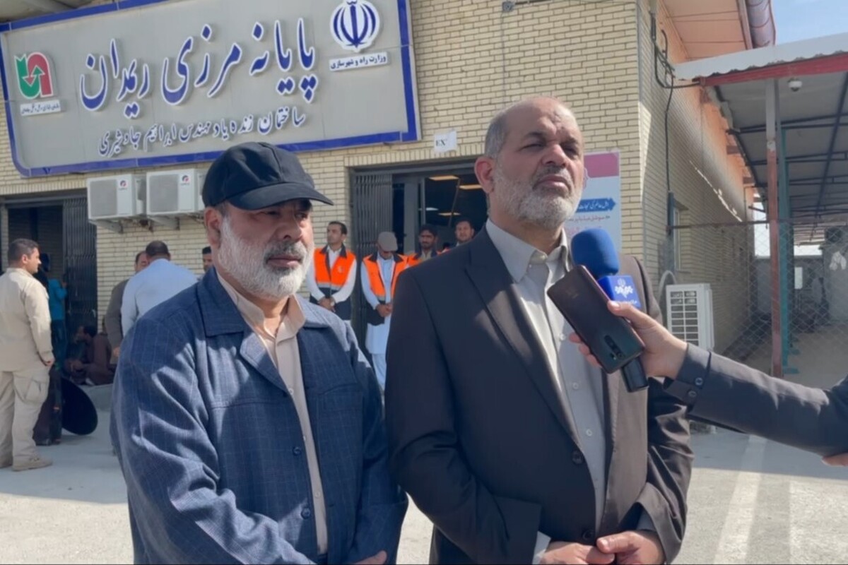 وزیر کشور در بازدید از بازارچه و پایانه مرزی ریمدان، گفت: تکمیل این بازارچه و پایانه، سرعت خوبی دارد و باعث بهبود ارائه خدمات به مسافران خواهد شد.