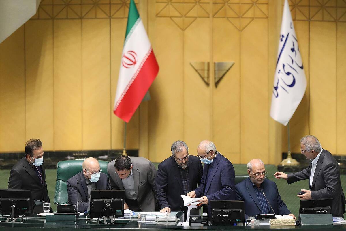 رئیس کمیسیون اقتصادی مجلس از برگزاری جلسه ویژه ارزی مجلس با حضور معاون اول رئیس‌جمهور، وزیر اقتصاد و رئیس کل بانک مرکزی خبر داد.