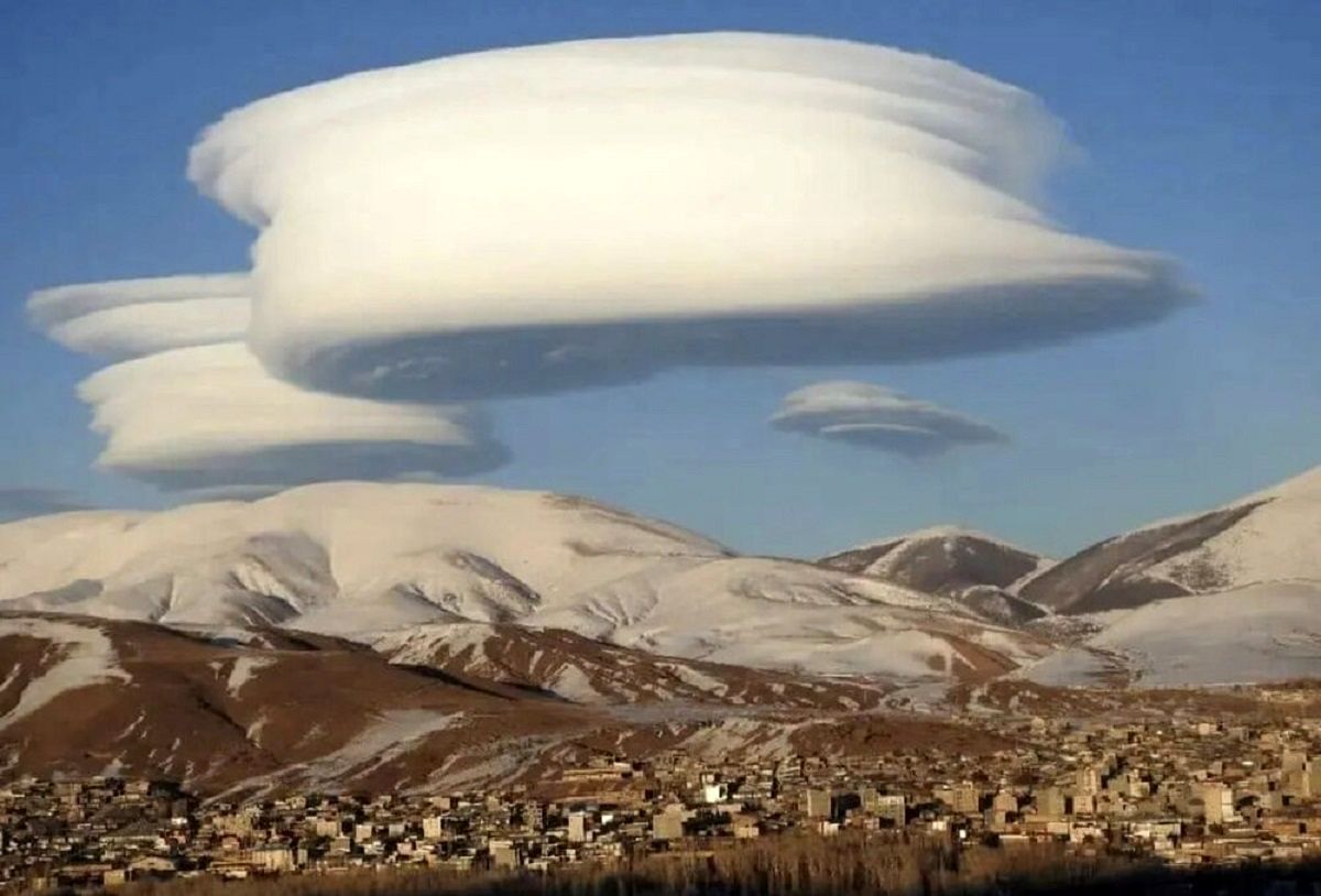 این شکل ابر از نوع آلتوکومولوس نوع ۴ بوده و بیانگر وزش باد شدید در سطوح فوقانی جو است.