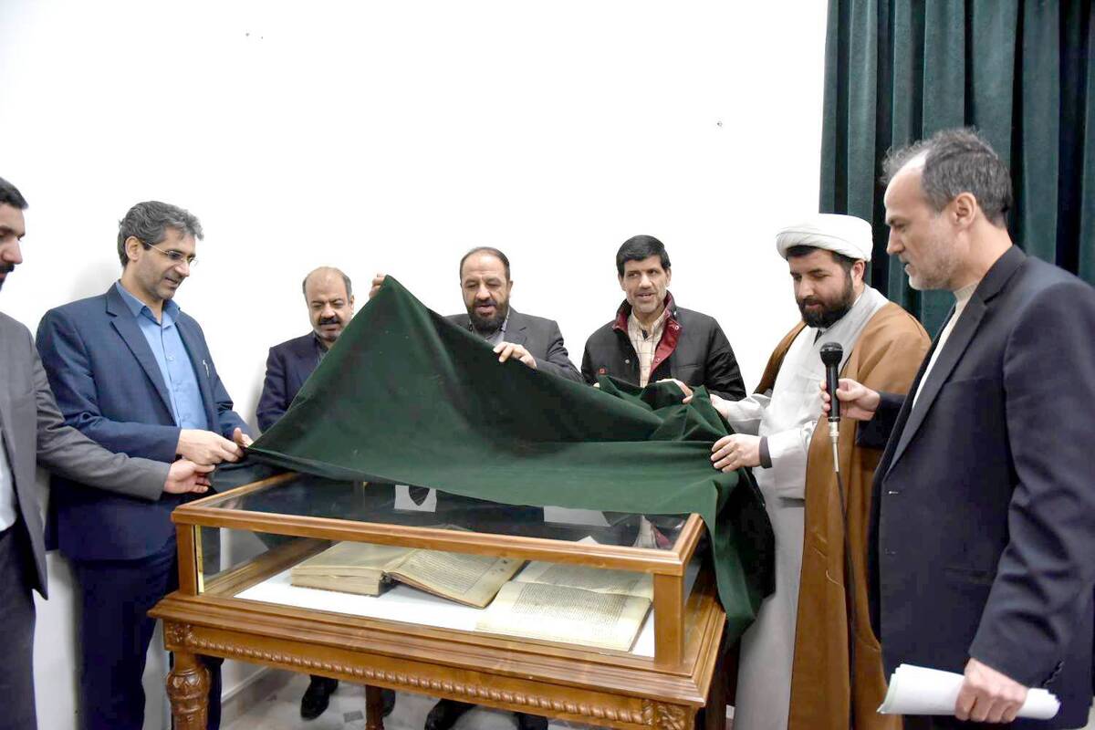 در آستانه فرخنده زادروز حضرت اباعبدالله الحسین (ع)، از نسخه خطی کتابت شده «کشف الغمه فی معرفه الائمه» در سال ۷۸۴ هجری قمری با قدمت ۶۶۰ ساله در کتابخانه مرکزی حرم مطهر حضرت رضا (ع) رونمایی شد.