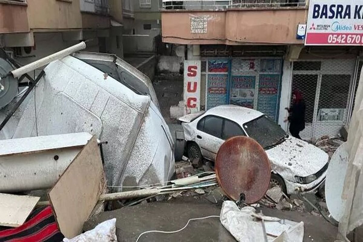 ماشین‌های که در خیابان‌های ترکیه پارک شده بودند بعد از زلزله دچار خسارت های عجیبی شدند.