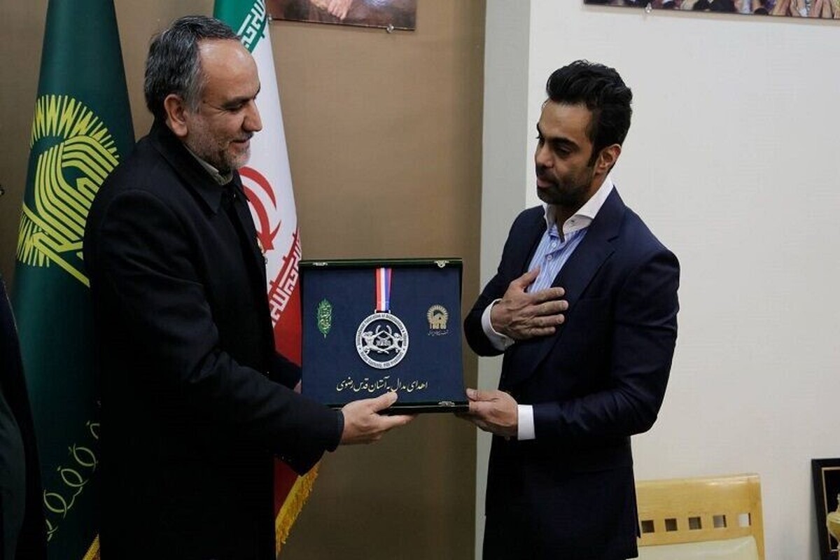 مهدی ماهانی، ورزشکار پرورش اندام و بازیگر سینما و تلویزیون طی مراسمی روز سه‌شنبه مدالهای خود در مسابقات جهانی پرورش اندام ۲۲۰۲ اسپانیا و رامسر را به موزه آستان قدس رضوی اهدا کرد.