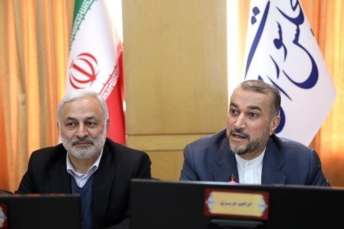 سخنگوی کمیسیون امنیت ملی و سیاست خارجی مجلس شورای اسلامی با اشاره به حضور وزیر امور خارجه در جلسه امروز این کمیسیون گفت: وزیر خارجه اشاره داشت که مسیر مذاکرات همچنان باز است و تبادل پیام از طریق واسطه‌ها صورت می‌گیرد.