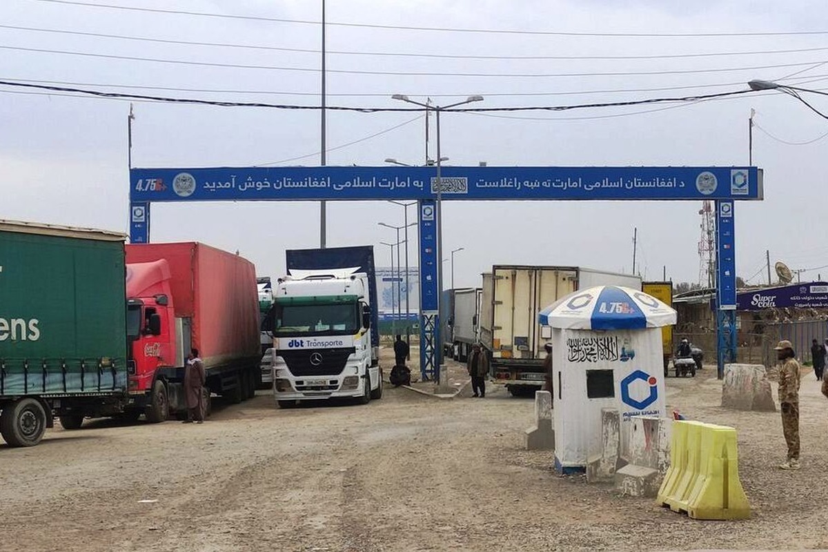 استاندار خراسان رضوی گفت: از ابتدای سال تاکنون تردد ناوگان باری ایرانی به افغانستان ۳۰ هزار و ۴۴۶ مورد و از سوی دیگر تردد ناوگان افغانستان به ایران از این مرز ۸۸ هزار و ۱۴۵ فقره بوده است.