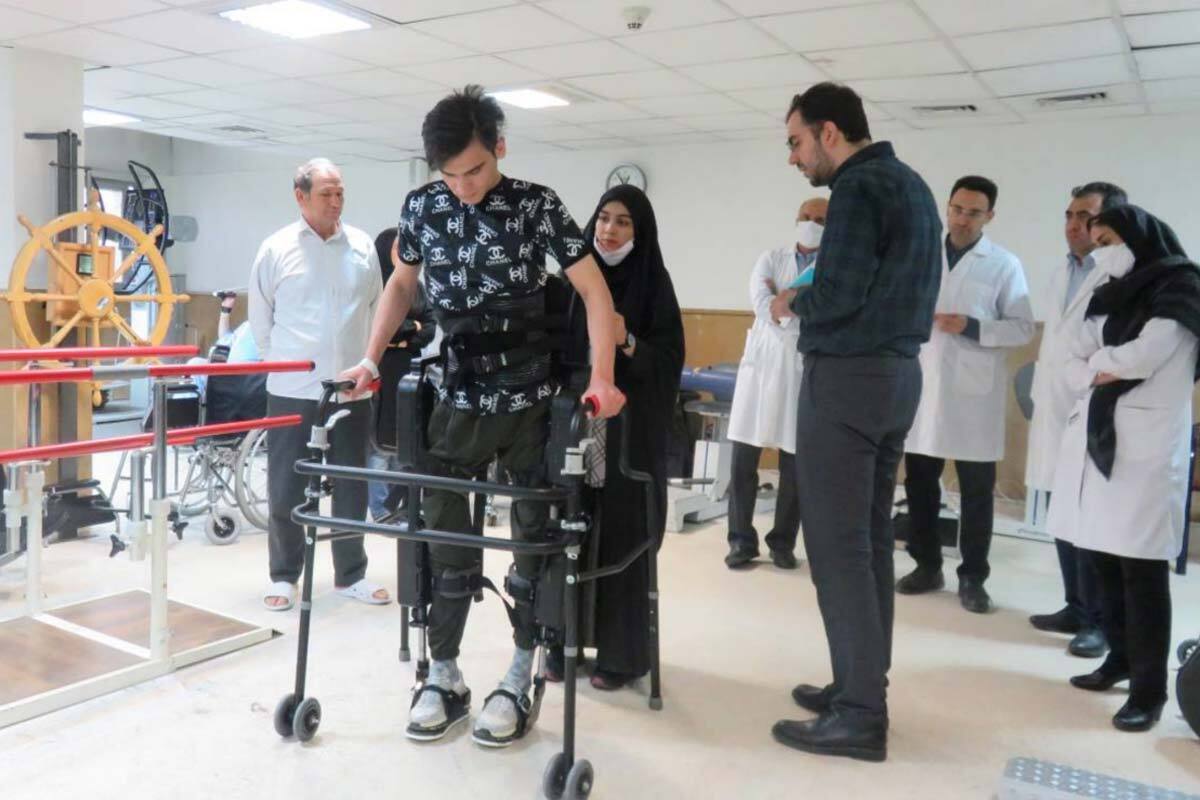 ربات پوشیدنی اسکلت بیرونی «اکسوپد»، در حضور رئیس، معاون درمان، روسای بخش های فیزیوتراپی و ضایعات مغزی – نخاعی و معاون پژوهشی بیمارستان توانبخشی رفیده، برای راه رفتن سه تن از بیماران ضایعه نخاعی این بیمارستان استفاده شد.