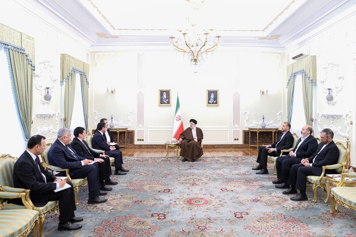 رئیس‌جمهور ضمن تاریخی توصیف کردن روابط ایران و ازبکستان اظهار داشت: اگر چه دو کشور اقدامات خوبی برای توسعه روابط انجام داده‌اند، اما با توجه به ظرفیت‌های متقابل، باید با تلاش بیشتر سطح روابط را ارتقا داد.
