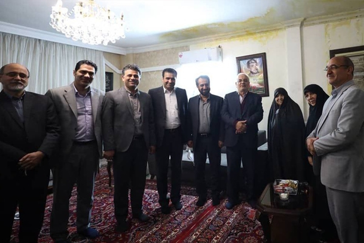 سرپرست شهرداری مشهد در دیدار با خانواده شهید محمود کاوه یاد این شهید بزرگوار را گرامی داشت.