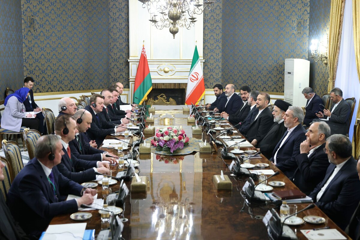 رئیس جمهور تعاملات ایران و بلاروس طی ۳۰ سال گذشته از زمان برقراری روابط دیپلماتیک میان دو کشور را خوب و سازنده توصیف و بر استفاده از ظرفیت‌های موجود برای تسریع در تقویت روابط فیمابین تاکید کرد.