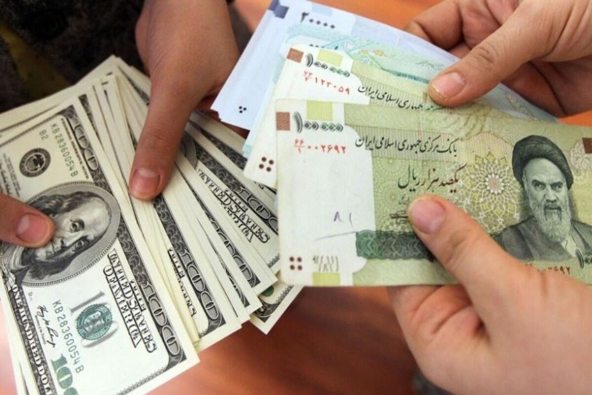 تلاش دلالان برای جلوگیری از ریزش نرخ دلار| سیر نزولی قیمت‌ها در بازار ادامه دارد (۲۲ اسفند ۱۴۰۱)