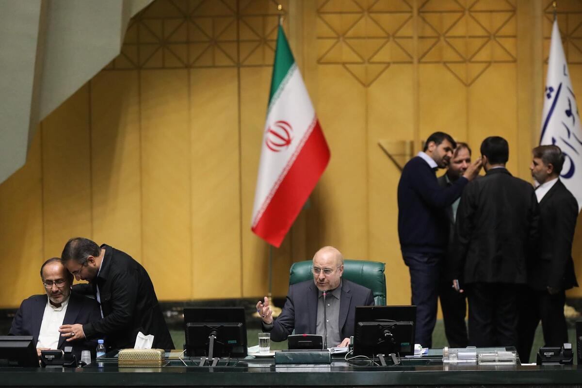 رئیس مجلس شورای اسلامی در تذکر نماینده خرم آباد درباره اینکه نمایندگان در صحن علنی باید در باره قانون فضای مجازی تصمیم‌گیری کنند، گفت: من مرّ قانون را دنبال می‌کنم؛ لذا ۱۸۵ نفر از دوستان نامه‌ای امضا کردند و در خواست برگشت این موضوع در صحن را برای اصل ۸۵‌ای دارند که در حال پیگیری است.