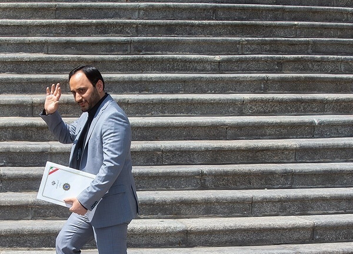 سخنگوی دولت گفت: با توجه به اینکه از ابتدای سال ۱۴۰۲، دیگر تغییری در ساعت رسمی کشور به وجود نخواهد آمد، پیشنهادی از سوی سازمان استخدامی مبنی بر تغییر ساعت کاری ادارات، دانشگاه‌ها و مدارس مطرح شد.