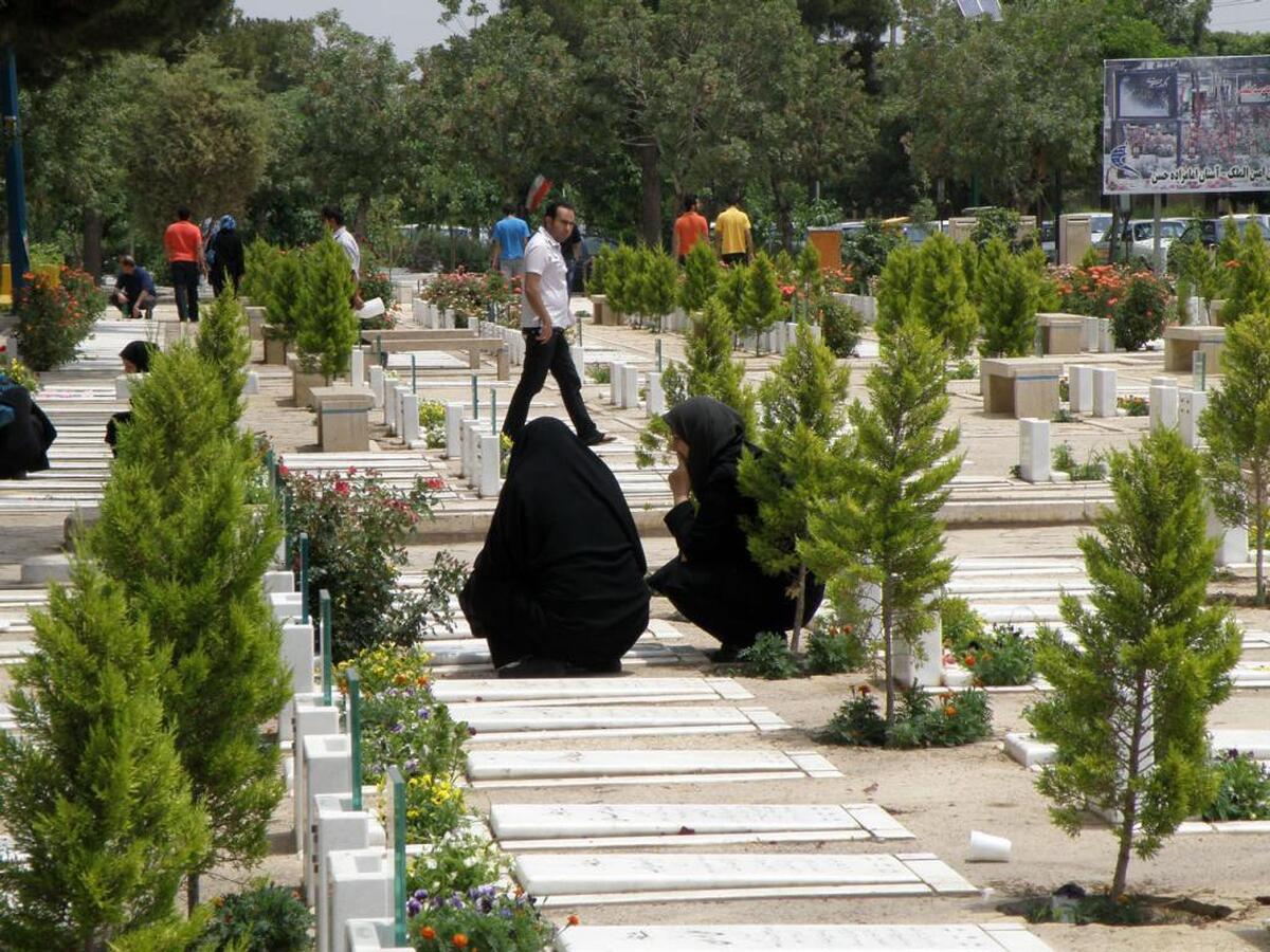روز پنجشنبه پایان سال، آرامستان های مختلف کشور مملو از افرادی می شود که یاد و خاطره اموات را با قرائت فاتحه و طلب آمرزش برای آنها، زنده نگه می دارند.