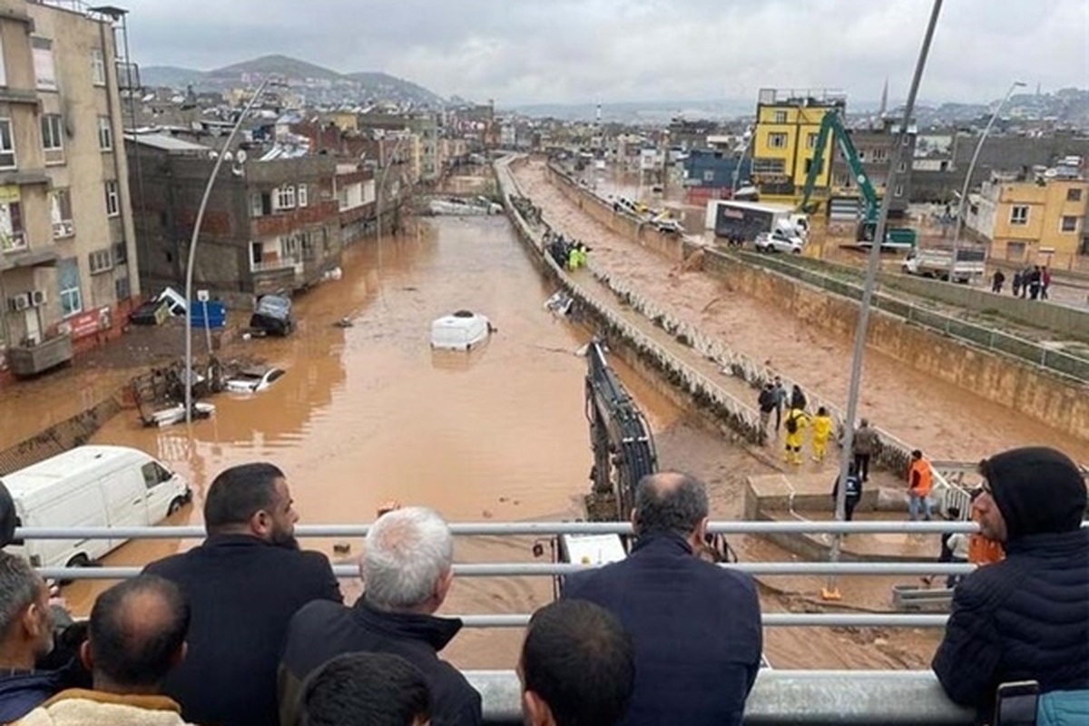 سیل در مناطق زلزله زده شانلی اورفا و آدیامان تاکنون ۱۳ نفر را به کام مرگ فرستاده است.