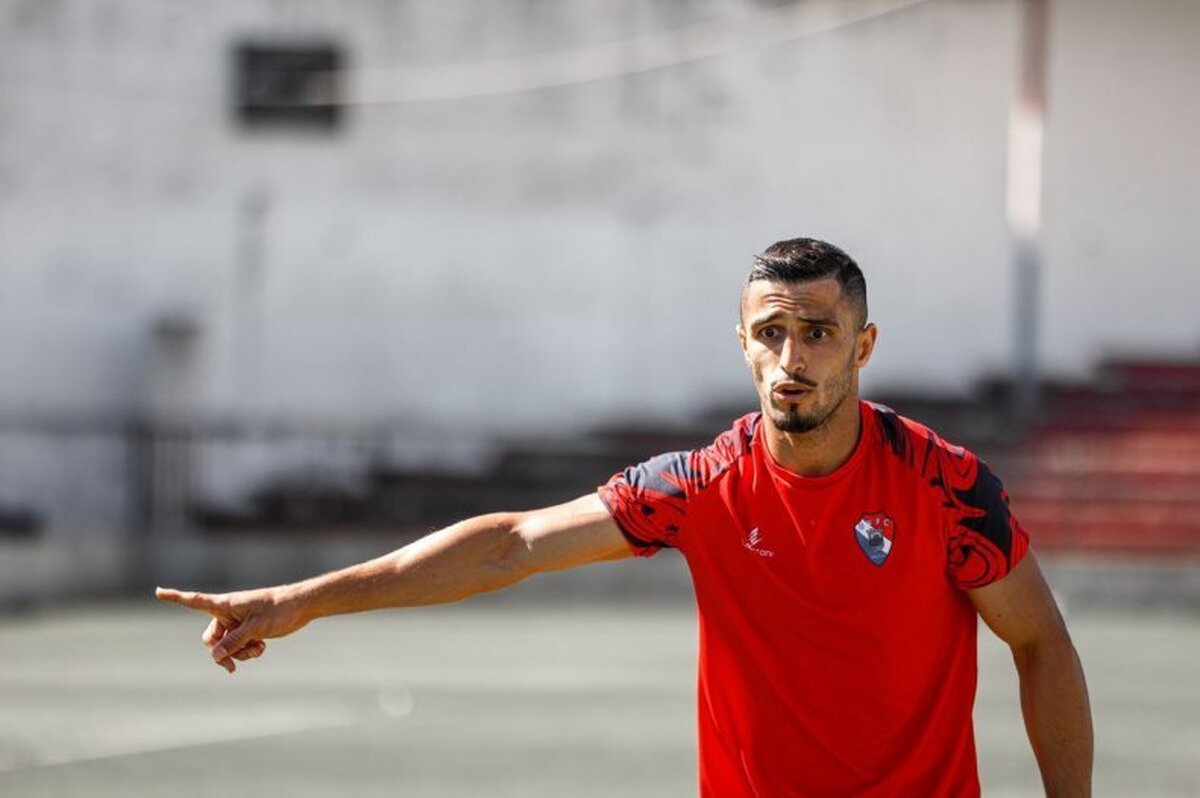 باشگاه پرسپولیس با علی علیپور با توافق رسید.