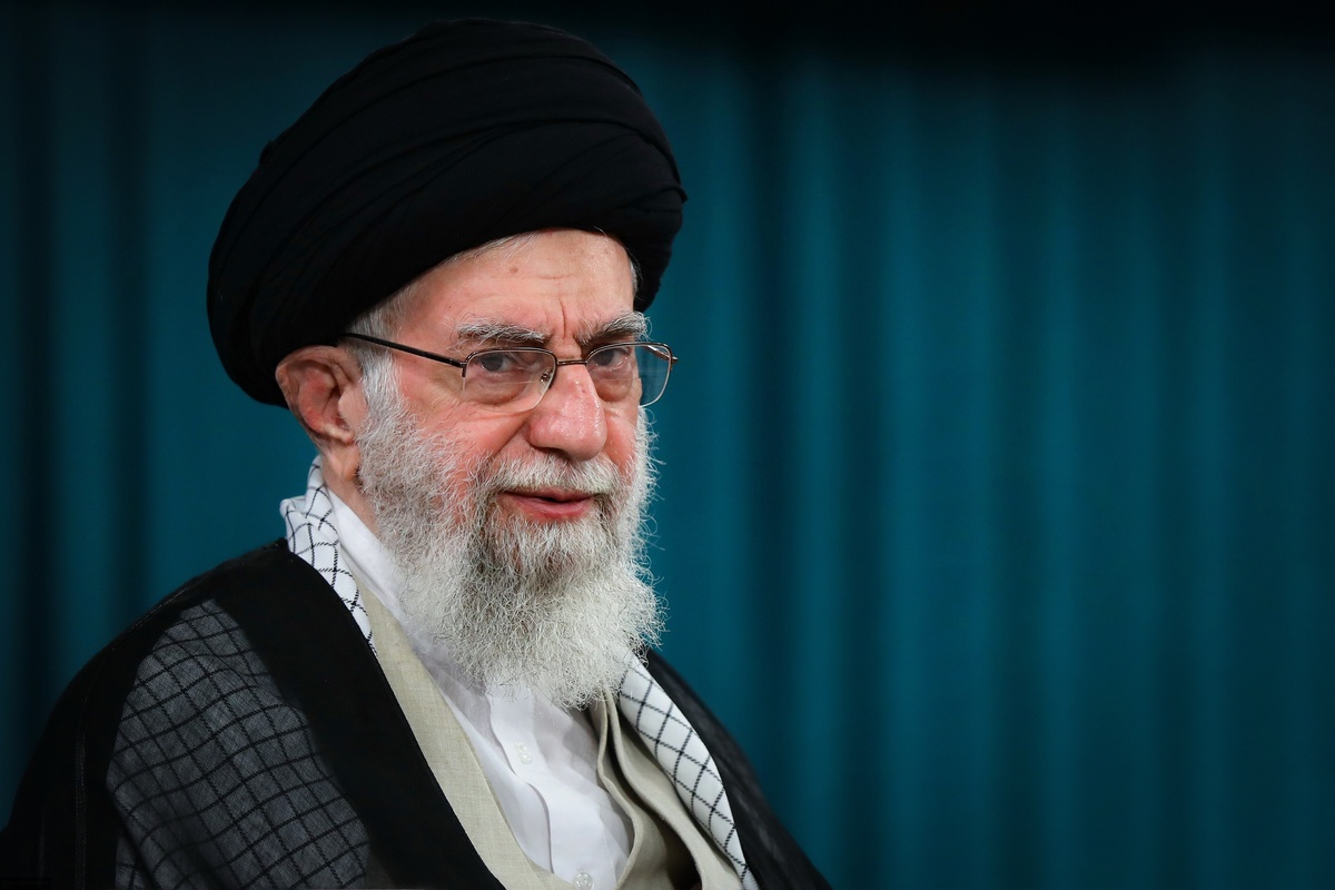 رهبر معظم انقلاب سال ۹۶ در دیدار دست‌اندرکاران کنگره بزرگداشت ۱۲ هزار شهید آذربایجان غربی به خاطره‌ای از دیدار با شهید مهدی باکری در مشهد اشاره کردند.