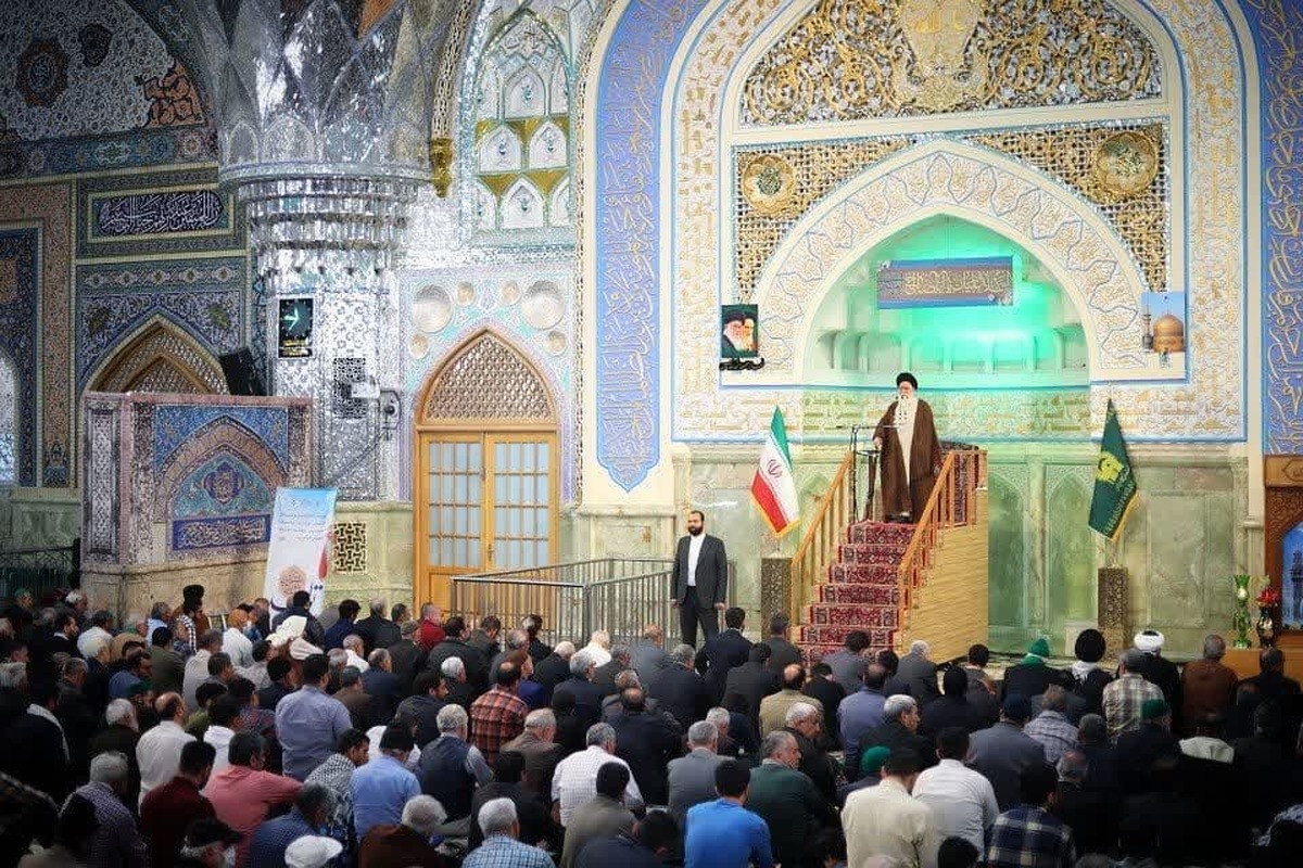 آیت‌الله علم‌الهدی: مسئولان همه توان خود را به میدان بیاورند تا حال مردم بهتر باشد| زائران مراقب حفظ حرمت رمضان باشند