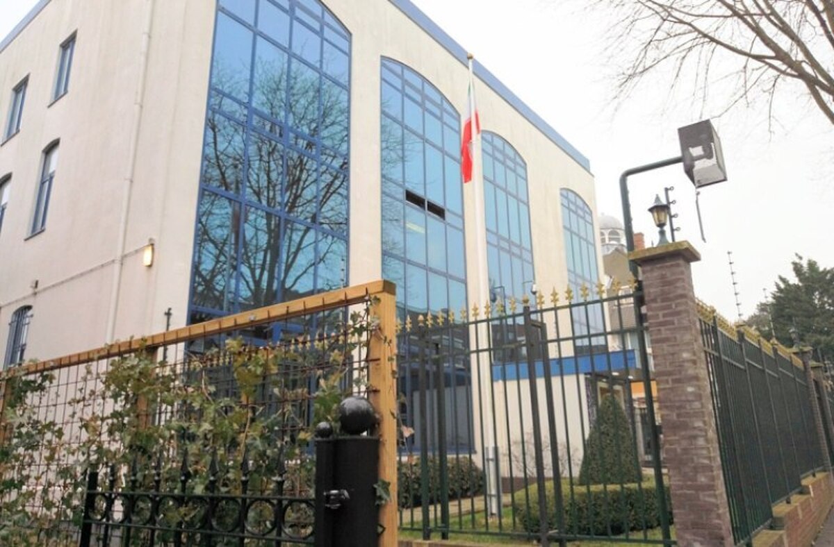 سفارت ایران در هلند در واکنش به دیدار نخست وزیر هلند و مسیح علی‌نژاد در توئیتی نوشت: «واقعا خجالت آور بود! روته باید در خصوص مشاوران خودش تجدیدنظر کند.»