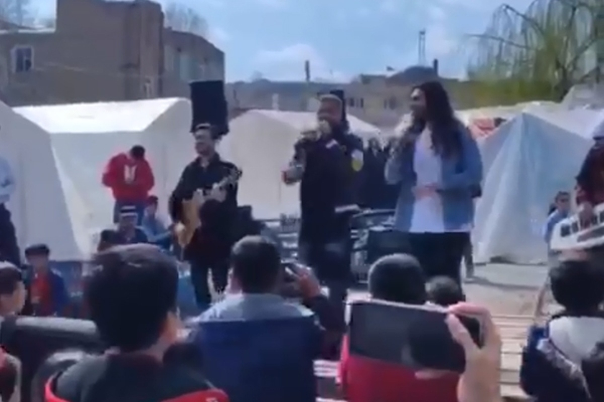 «امیر و رهام» اعضای گروه «ماکان بند» در بین زلزله زدگان خوی حاضر شدند و طبق قولی که در نخستین کنسرت تهران به مخاطبانشان دادند، اجرای خیابانی را در این شهر برگزار کردند.