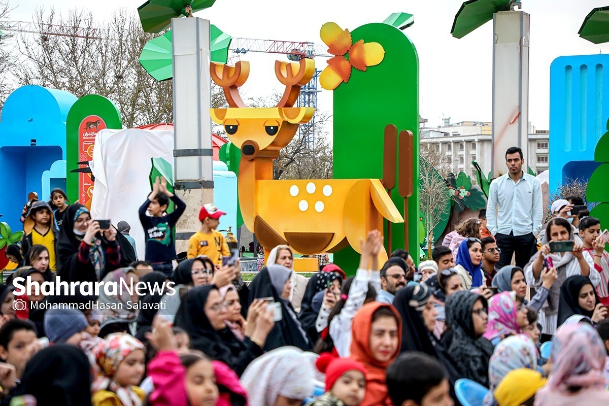 «پهنه کودک» میدان جانباز مشهد با حضور عروسک‌های دوست‌داشتنی افتتاح شد.
