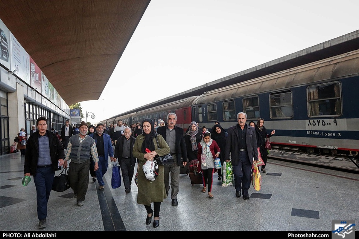 مدیر کل راه آهن خراسان گفت: میزان جا به جایی مسافر در مسیر‌های ریلی منتهی به مشهد از ابتدای سال ۱۴۰۱ تا به امروز (۲۸ اسفند ماه)، از مرز ۱۴ میلیون و ۹۰۰ هزار مسافر عبور کرد که رکورد جدیدی از زمان راه اندازی خط ریلی مشهد در سال ۱۳۳۶ تاکنون محسوب می‌شود.
