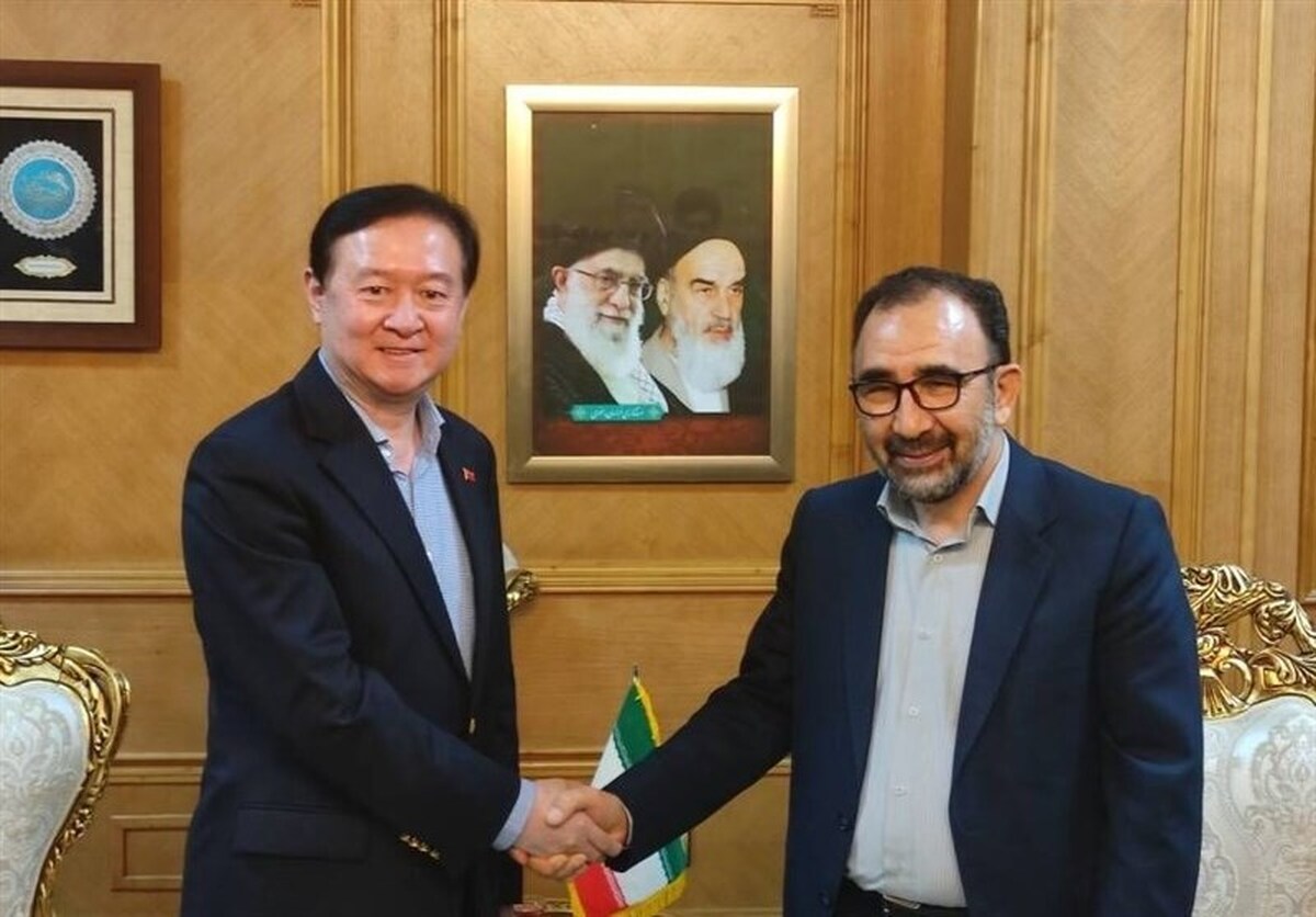سفیر جمهور خلق چین در ایران گفت: دو شهر مشهد به‌عنوان مرکز خراسان‌رضوی و شهر ارومچی مرکز سین کیانگ چین از سال ۱۳۹۰ خواهر خوانده شدند، ولی برخی مسائل و از جمله شکل‌گیری کرونا و اعمال محدودیت‌های آن، مانع تقویت این روابط شد و اکنون باید این روابط بار دیگر به اوج خود برسد.
