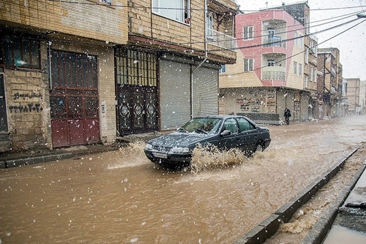 بارش باران در شهر سنندج آغاز و سبب جاری شدن سیل و آب گرفتگی معابر در شامگاه یکشنبه (۲۸ اسفند ۱۴۰۱) شده است.