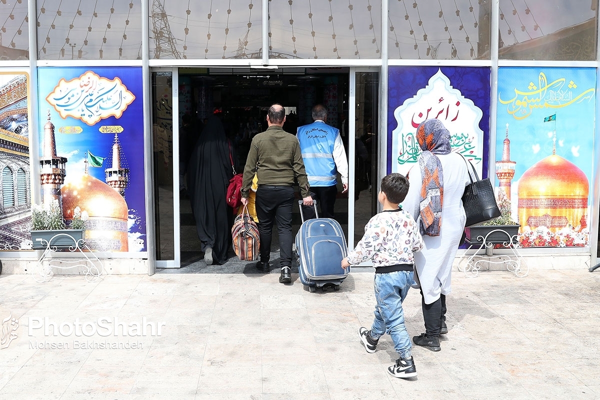 معاون هماهنگی و مدیریت امور زائران استانداری خراسان رضوی عنوان کرد: تا پایان روز گذشته، ۲۸ اسفند، سه میلیون و ۳۹ هزار زائر برای زیارت حرم وارد استان و مشهد شده‌اند. تعداد اسکان زائران در مجموعه‌های اقامتی استان و مشهد اعم از رسمی، موقت و اضطراری نیز تا دیروز ۲ میلیون ۷۹۱ هزار اقامت‌شب بوده است.