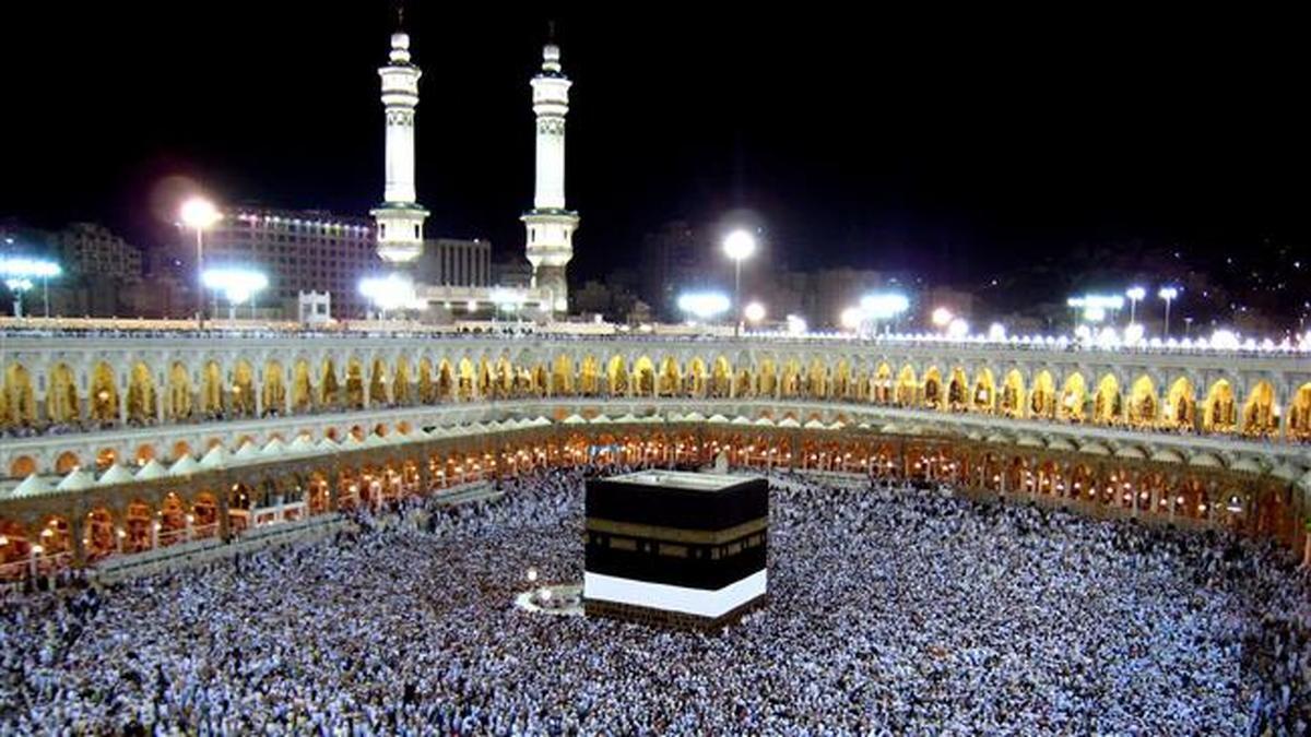 شب گذشته هم‌زمان با حلول ماه شعبان در عربستان، گروهی از متولیان مسجدالحرام درهای خانه خدا را به منظور غبارروبی داخل کعبه باز کردند.