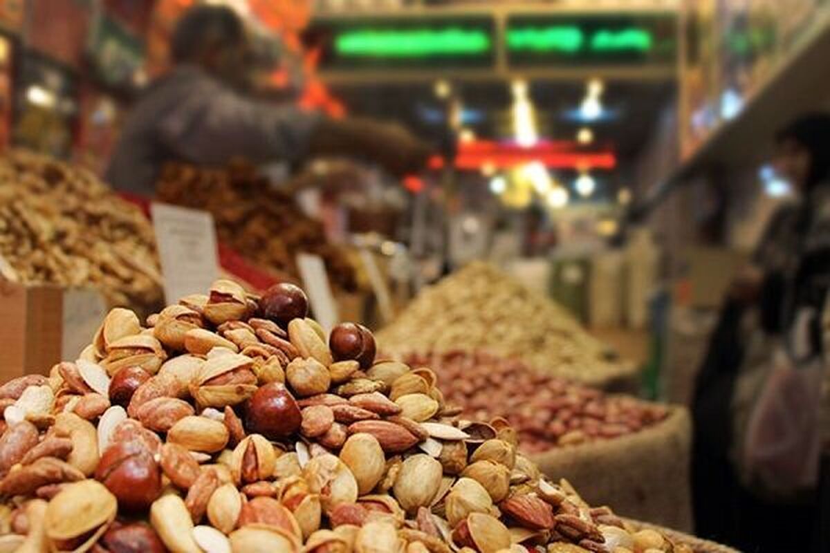 رئیس اتحادیه آجیل‌فروشان مشهد با اشاره به وضعیت کنونی بازار آجیل و خشکبار اظهار کرد: در حال حاضر شرایط به گونه‌ای است که برخی کشاورزان و باغ‌داران حاضر نیستند پسته خود را به عمده‌فروش‌ها عرضه کنند.