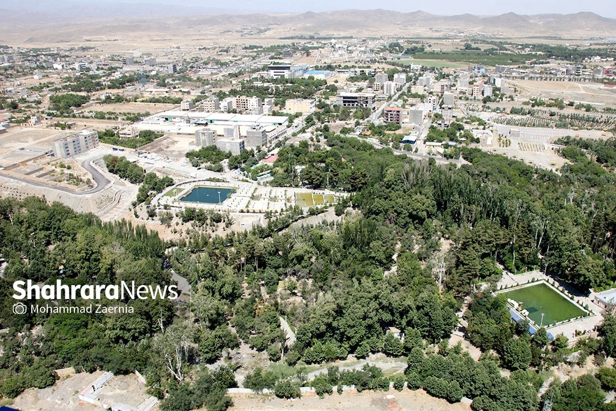 هیچ کس تصور نمی‌کند سختی کارشان به این اندازه باشد. هرکدامشان اسماً کار نگهبانی و حفاظت و حراست را برعهده دارند، اما در پشت این وظیفه هزاران هزار مسئولیت از امنیت شهروندان گرفته تا حفاظت از وسایل کل بوستان قرار دارد. کارکردن در شیفت شب، راه رفتن و رصد امنیت بوستان، سرکشی از وسایل بازی و بدن سازی همه و همه فقط بخشی از مسئولیت نگهبان یک بوستان است.