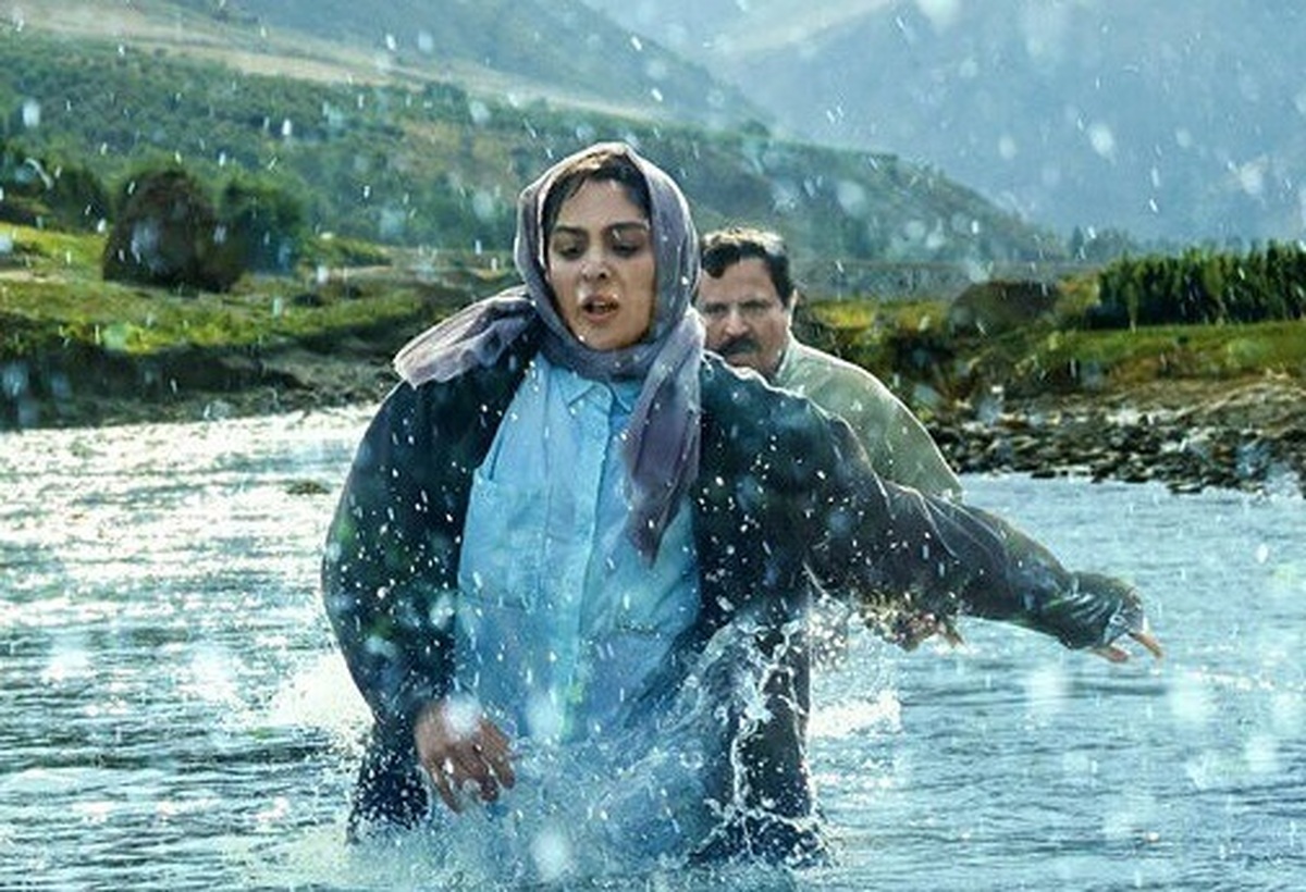 فردا ۵ اسفندماه فیلم سینمایی «در آغوش درخت» با حضور عوامل این پروژه در نمایشی ویژه برای مردم زلزله‌زده شهر خوی اکران خواهد شد.