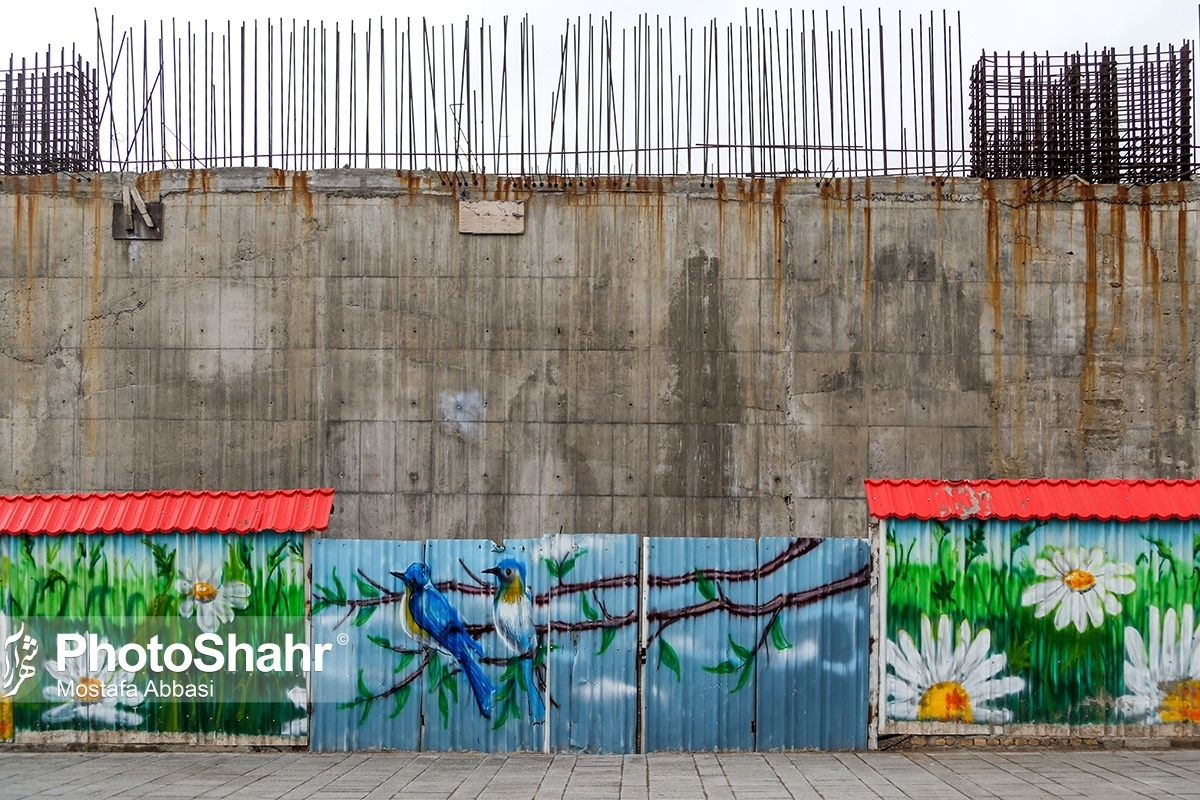 فرمانده انتظامی مشهد گفت: چهار کارگر جوان هنگام نصب المان‌های شهری در خیابان کشاورز دچار برق گرفتگی شدند که دو نفر از آن‌ها در دم جان باختند.